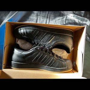 Adidas Superstar “Black/Gold” size 8